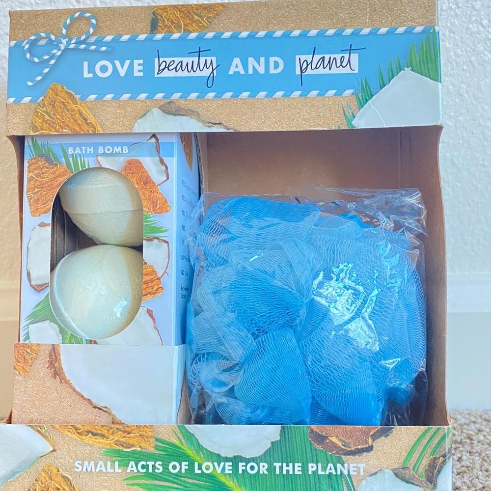 Love Beauty & Planet 2 Bath Boms and 1 loofah